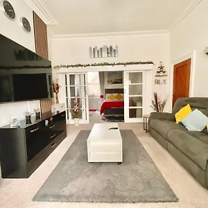 Guest house Victoria House - Self Catering Quiet - Adult Singles And Couples Only
